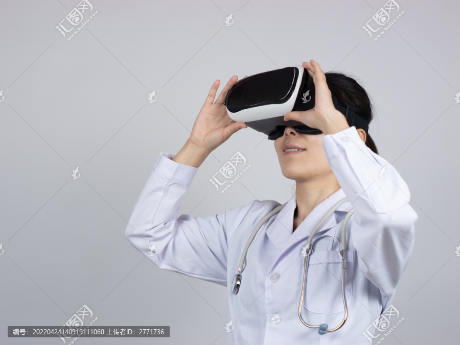 女医生戴虚拟现实眼镜模拟体验
