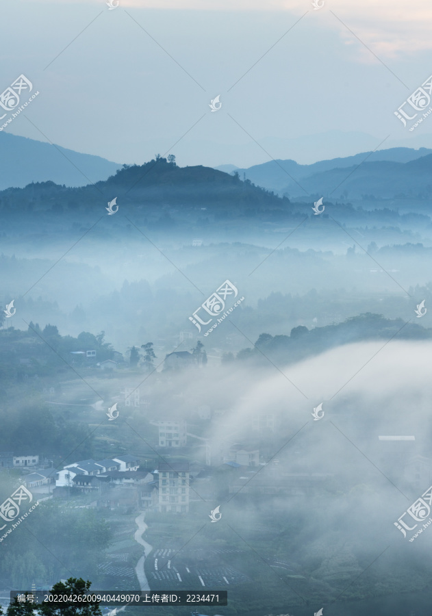 乡村有雾的早晨