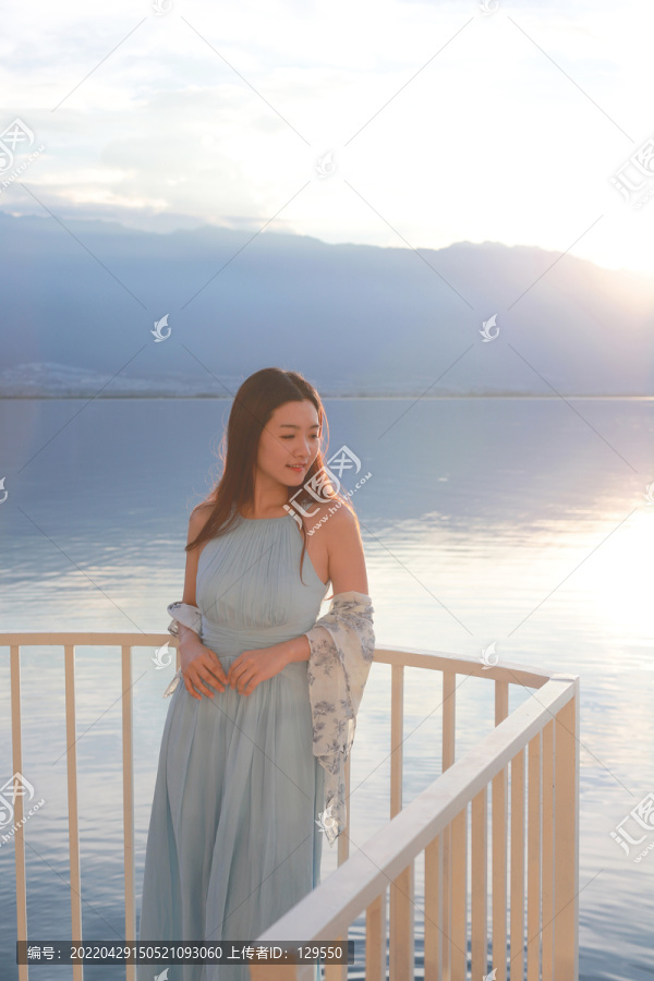 洱海落日美女