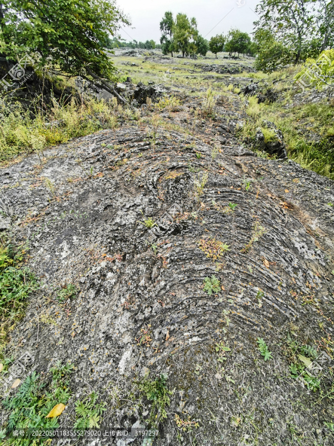 火山岩浆冷却后形成的台地形