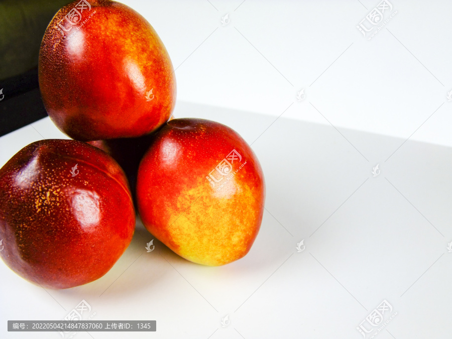 红色油桃