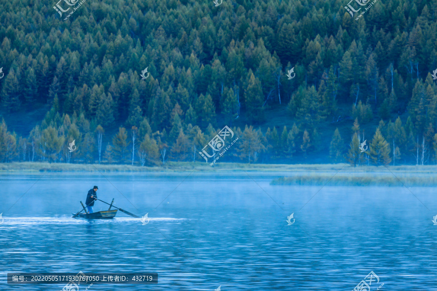 秋季湖泊森林小船