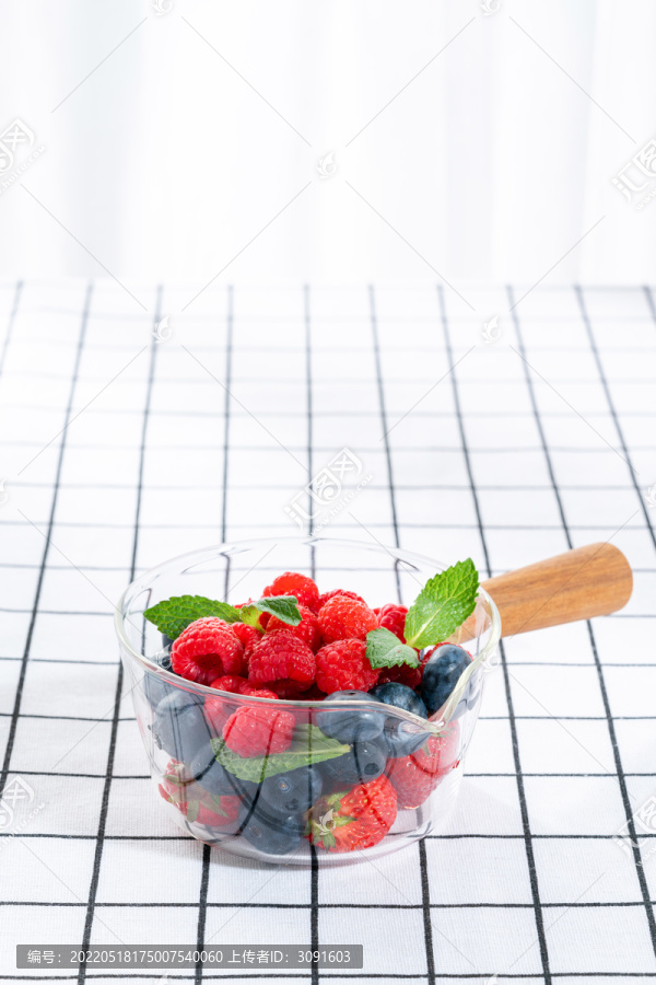一碗新鲜的蓝莓和树莓