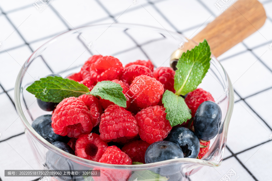 一碗新鲜的蓝莓和树莓