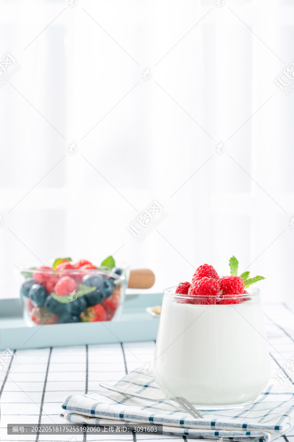 桌子上的树莓酸奶