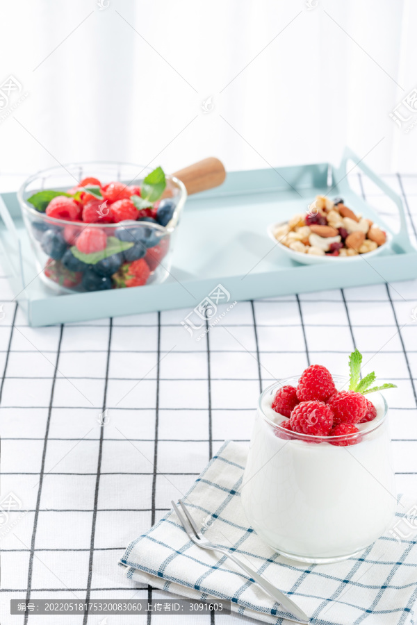 桌子上的树莓酸奶和水果