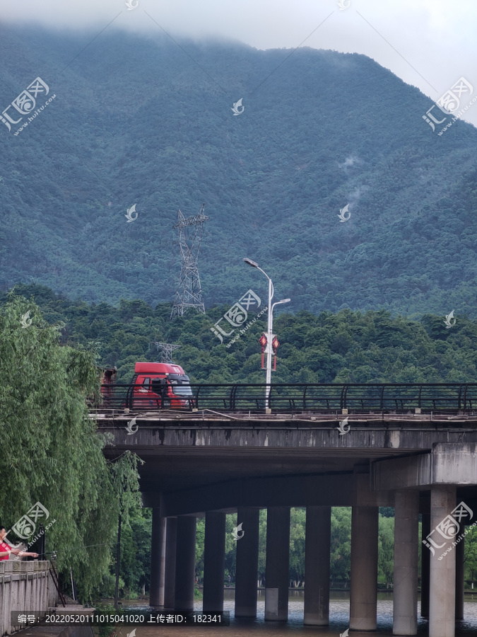 桥面通过的汽车