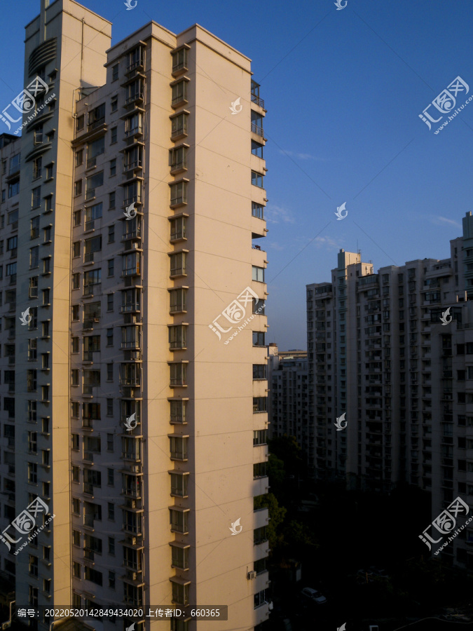 蓝天下高层住宅楼