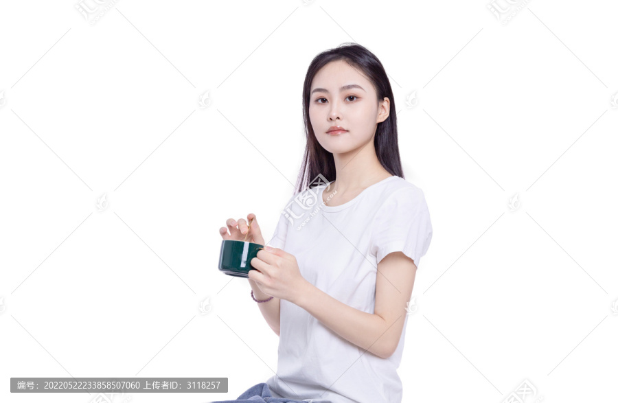 东方女性拿着咖啡杯