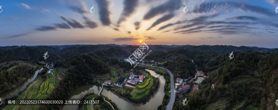 丘陵乡村日落晚霞全景图