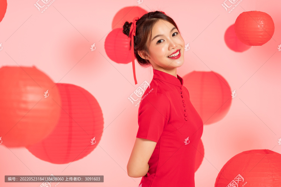 穿着红旗袍的亚洲年轻女孩