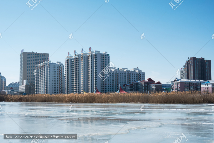 冬季河流高层建筑