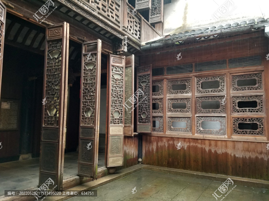江南古建筑的木质雕花门窗