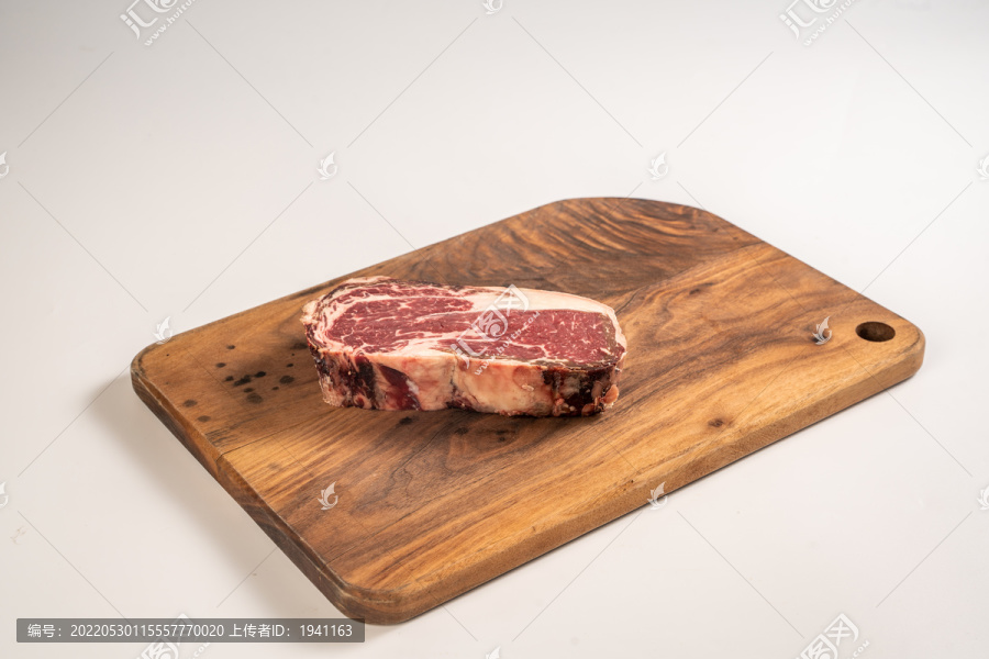 新鲜牛排肉