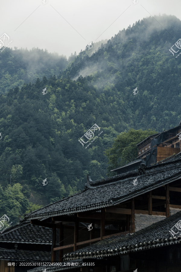 大山脚下的云雾村落