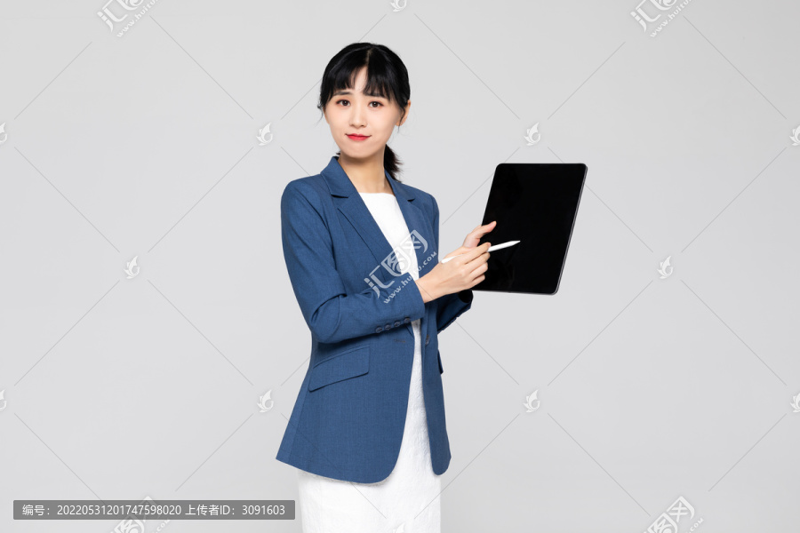 使用平板电脑工作的职场女性