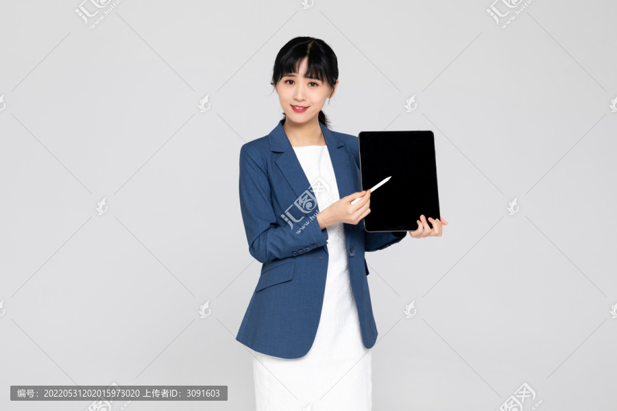 使用平板电脑的职场女性