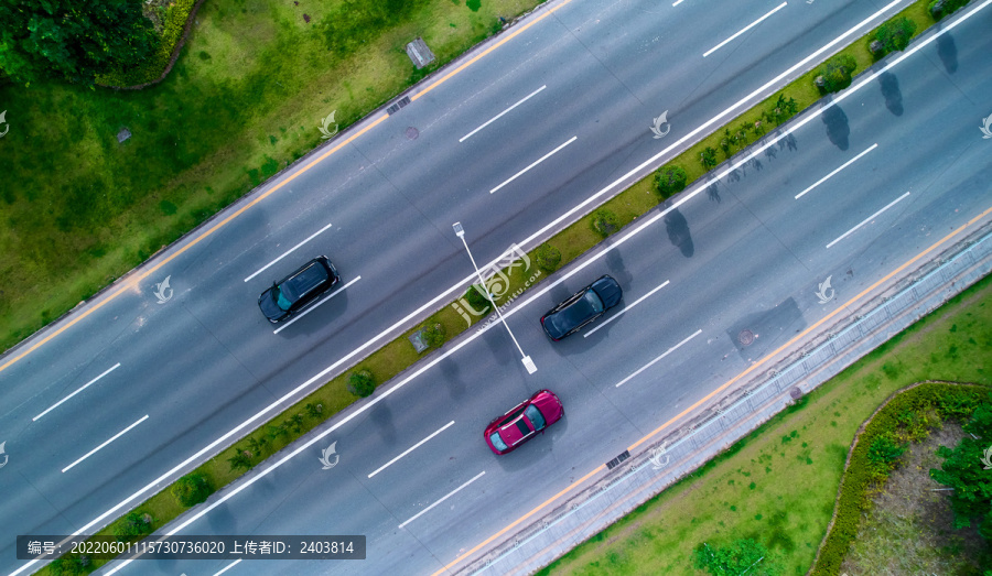 汽车行驶在公路上