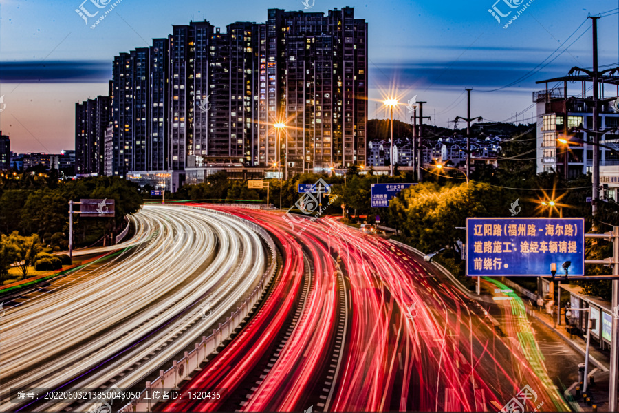 城市道路车流灯轨