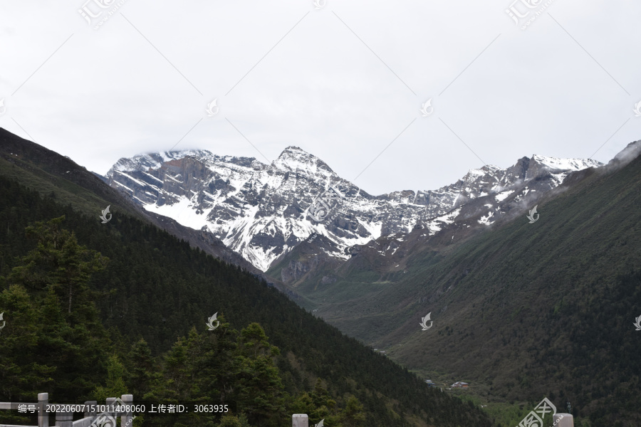 四川黄龙景区岷山主峰雪宝顶