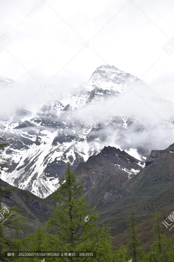 黄龙景区岷山主峰雪宝顶