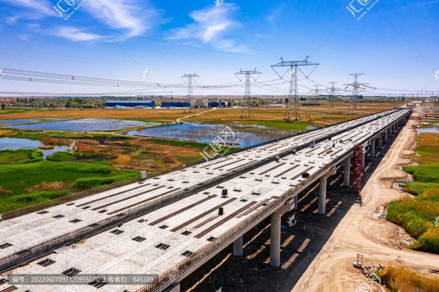 湿地公路桥建设施工现场