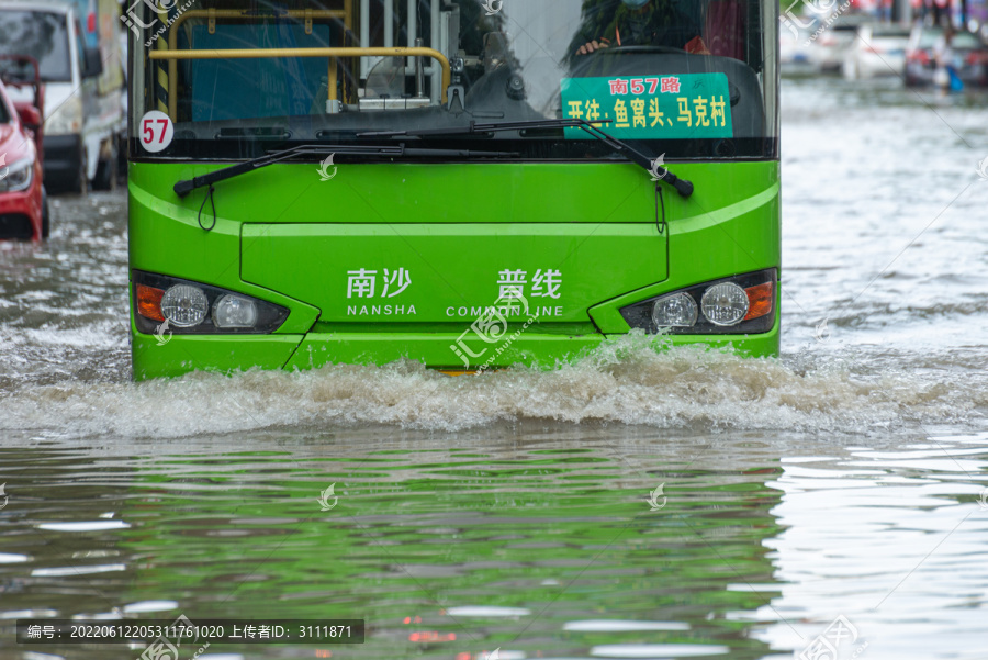 暴雨天气巴士水中行驶