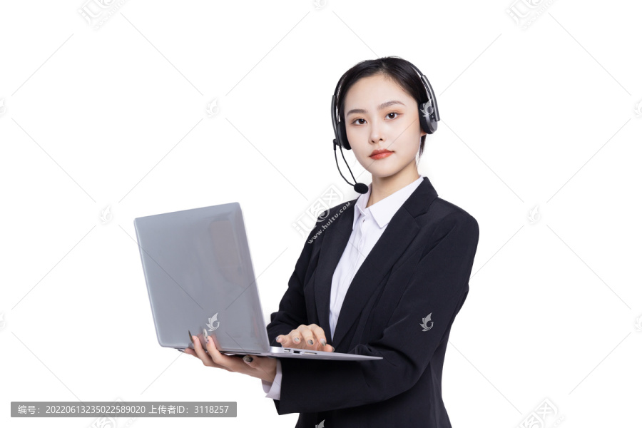 女性客服戴着耳麦手持电脑