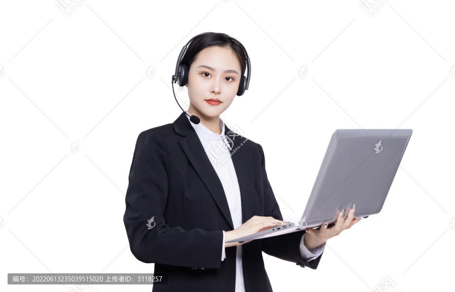 女性客服戴着耳麦手持电脑