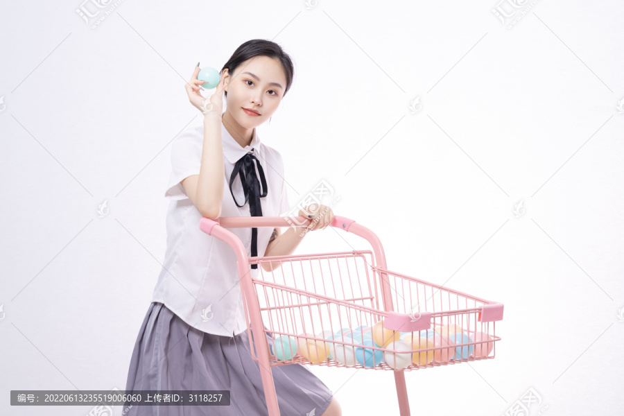 年轻女性推着购物车购物