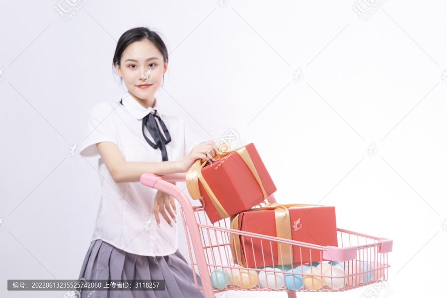 年轻女性推着购物车购物