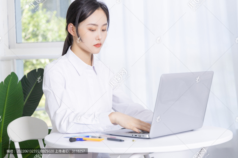 商务女性在电脑前办公