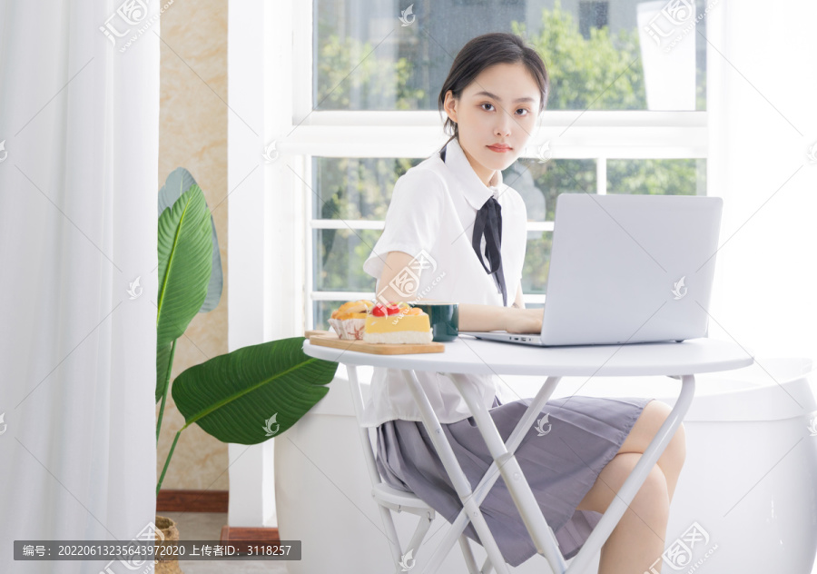 女学生电脑前上网课