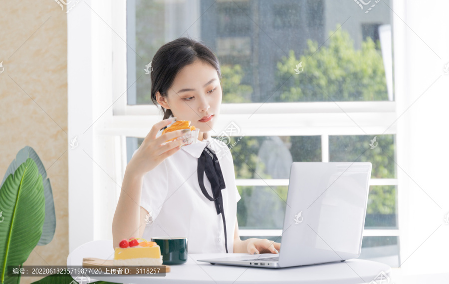 女学生电脑前上网课