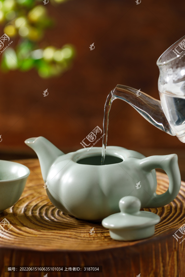 向茶壶里倒水沏茶