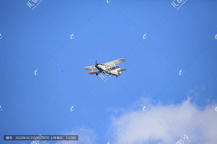 农用飞机空中翱翔蓝天白云巡逻