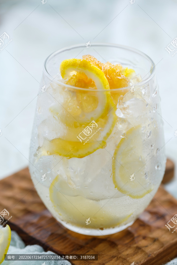 杯子里加冰块的柠檬水