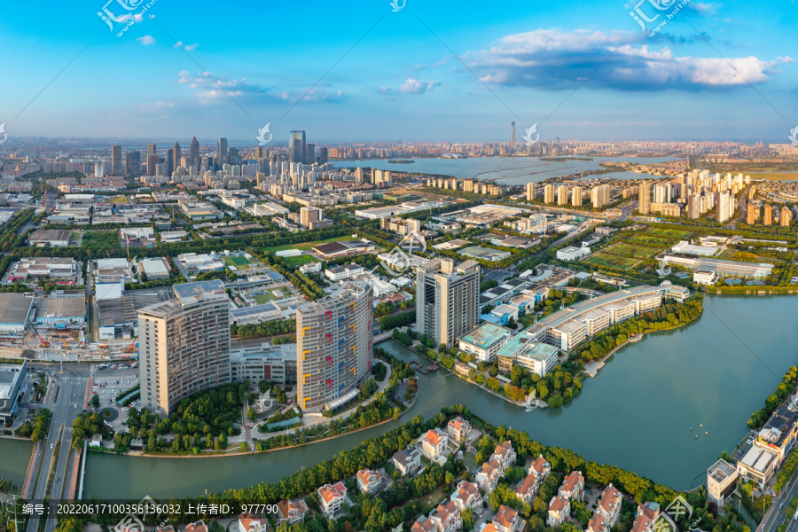 苏州金鸡湖西往东傍晚全景