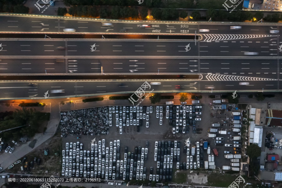 道路与停车场鸟瞰图