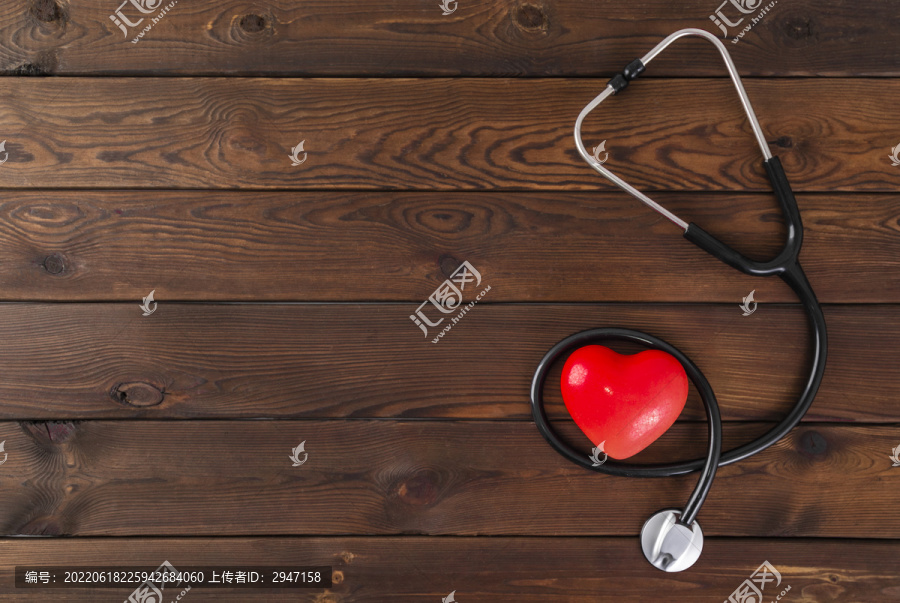 红色爱心和听诊器