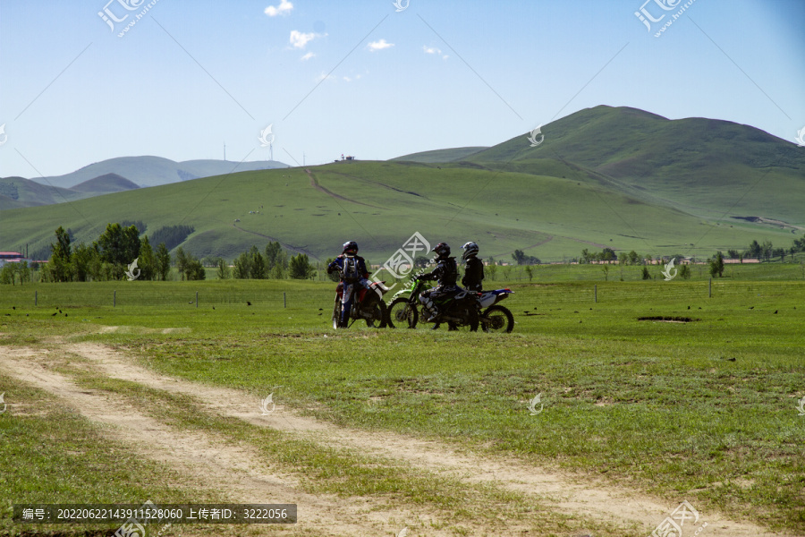 草原牧场的摩托骑手和风景