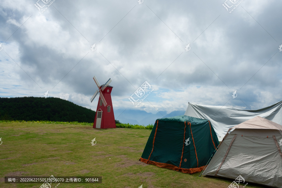 重庆市巫山县摩天岭露营的帐篷