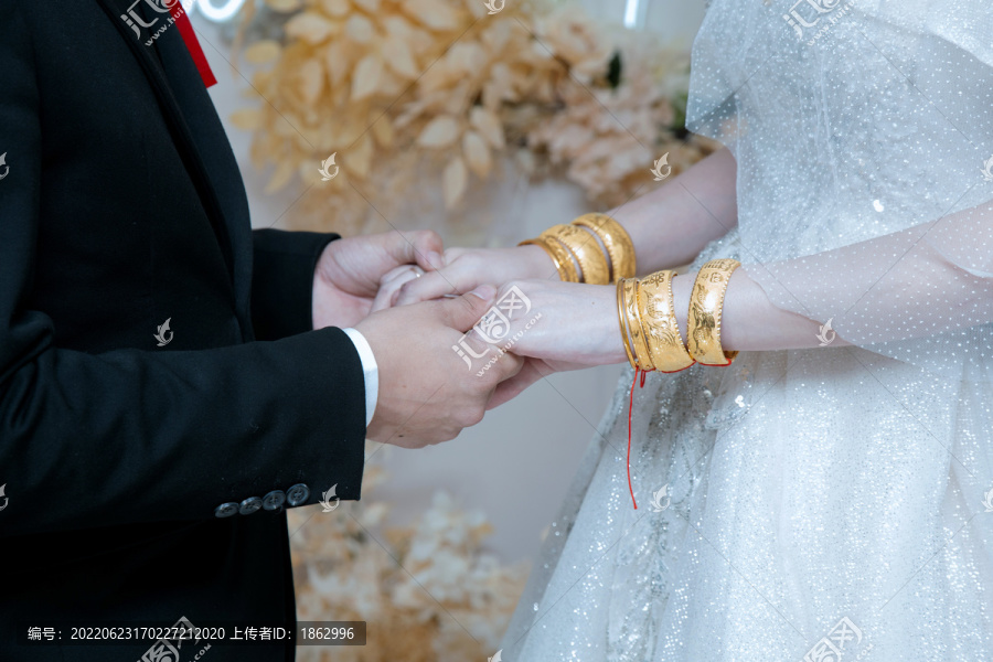 结婚典礼上新郎握着新娘的手