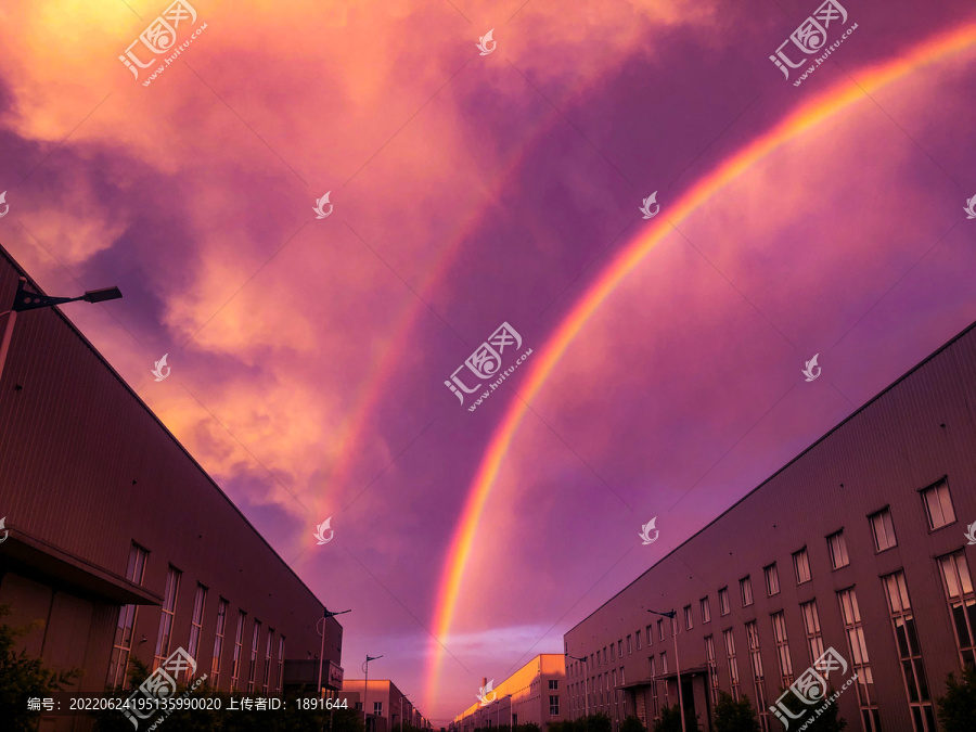 天空积雨彩虹云