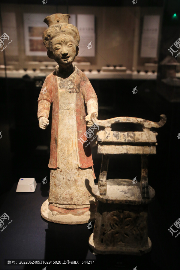 彩绘红衣妇女雕像汉代