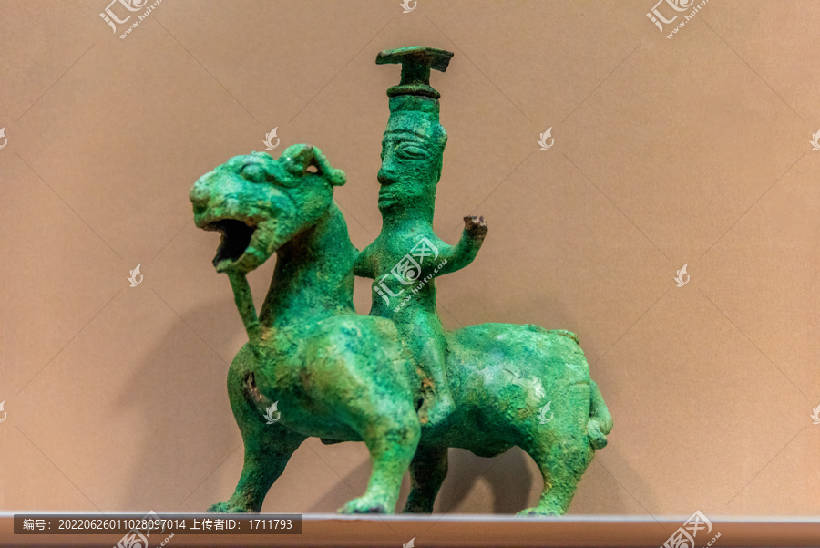 南京博物院南朝人骑兽形铜灯