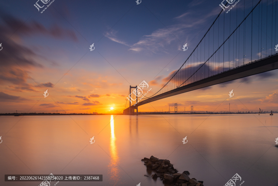 南沙大桥太阳初升天际线风景