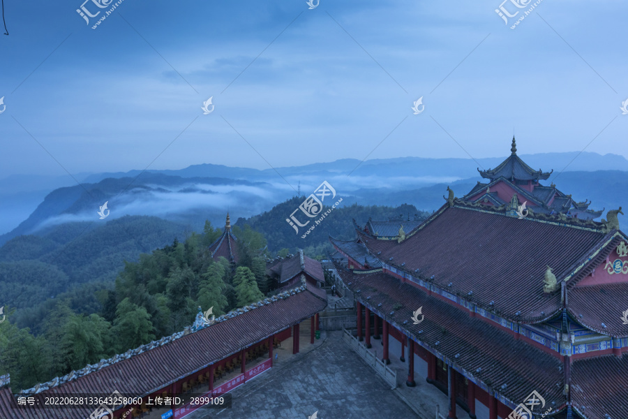 晨雾缭绕山脉龙吟寺