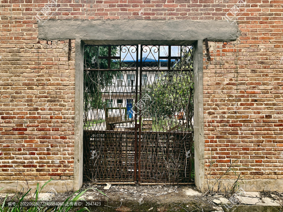 老旧铁门