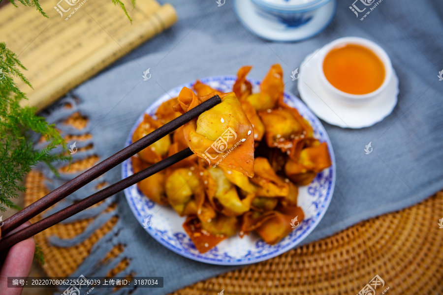 美味诱人的油炸水饺